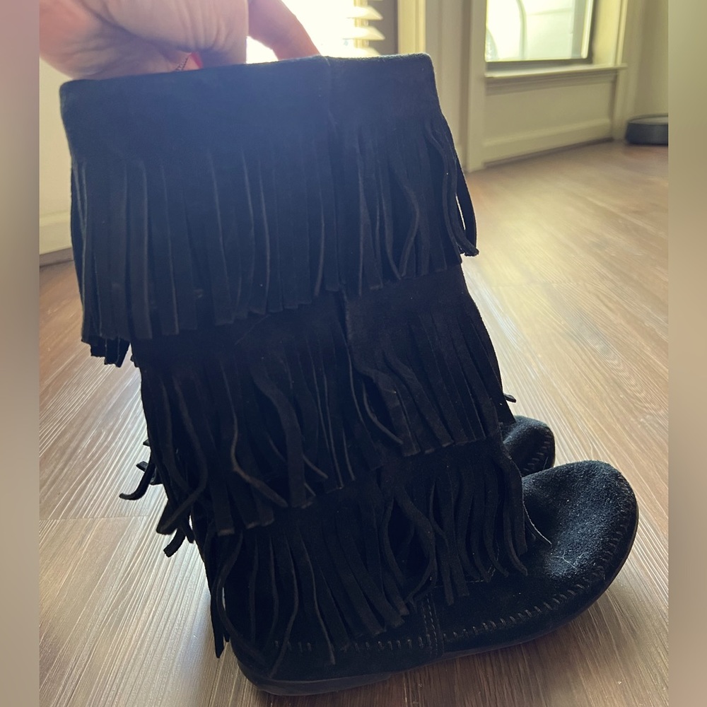 Minnetonka size 9 fringe boot